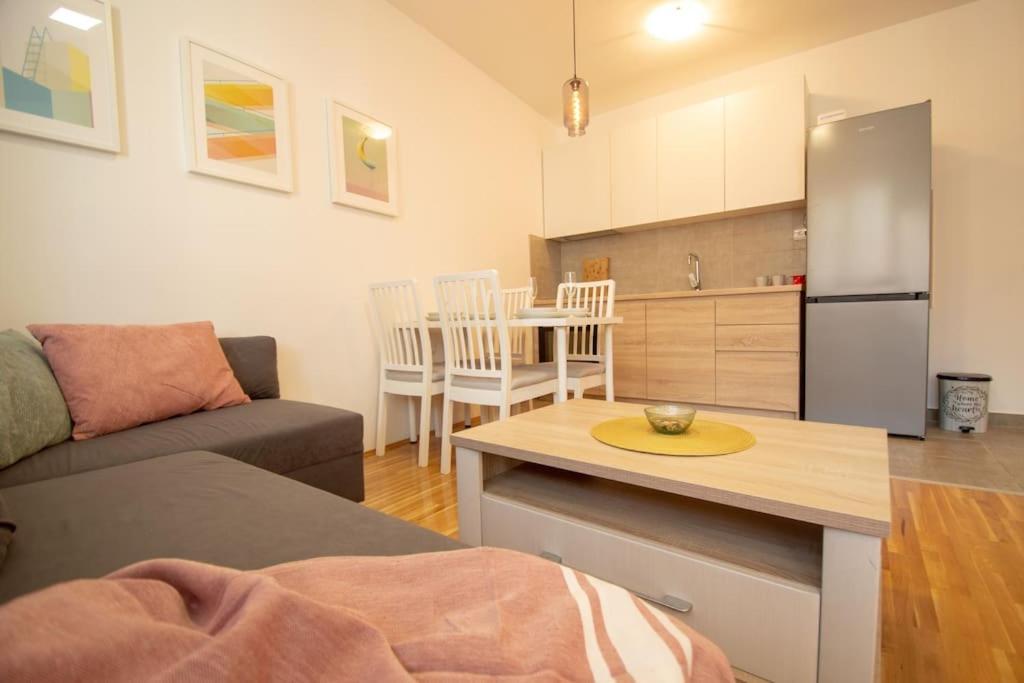 White Fields-Central 2-Bdrm Apartment With Parking Novi Sad Esterno foto