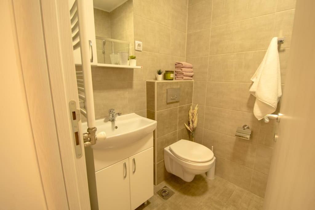 White Fields-Central 2-Bdrm Apartment With Parking Novi Sad Esterno foto