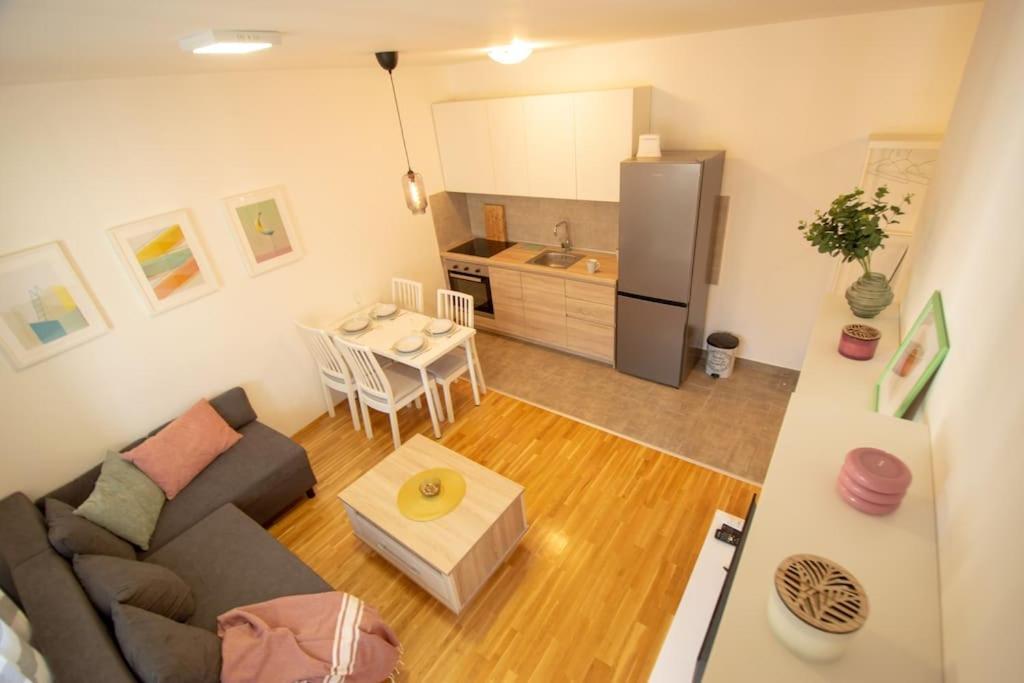 White Fields-Central 2-Bdrm Apartment With Parking Novi Sad Esterno foto