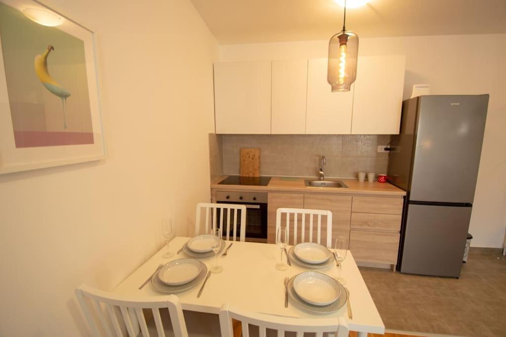 White Fields-Central 2-Bdrm Apartment With Parking Novi Sad Esterno foto
