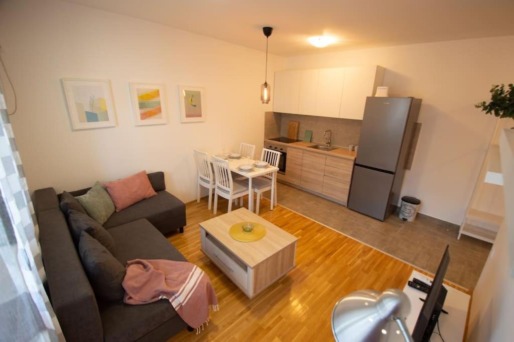 White Fields-Central 2-Bdrm Apartment With Parking Novi Sad Esterno foto
