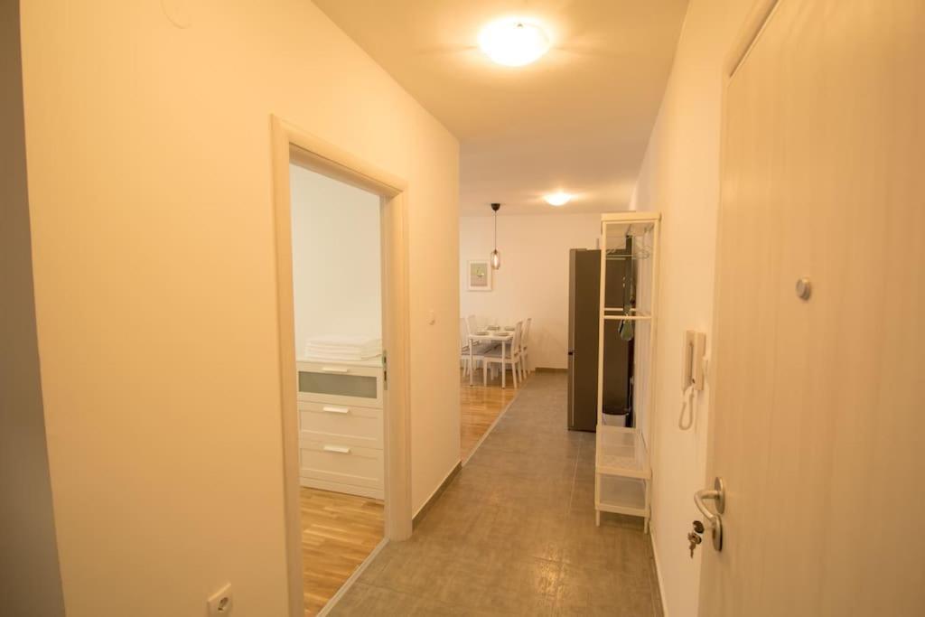White Fields-Central 2-Bdrm Apartment With Parking Novi Sad Esterno foto